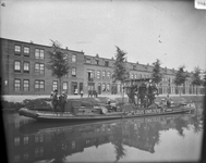 57553 Gezicht op een schuit in de Oude Rijn te Utrecht met een door de N.V. Machinefabriek Jaffa voorheen Louis ...